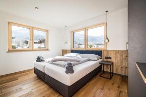 a bedroom with a large bed and windows at Ahorn Studios in Finsing