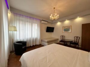 a hotel room with a bed and a table and chair at Ca Nart in Venice-Lido
