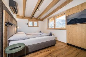 a small bedroom with a bed and a table at Ahorn Studios in Finsing