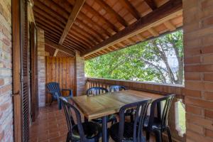 a wooden table and chairs in a porch with a window at Agriturismo Terralieta in Roseto degli Abruzzi
