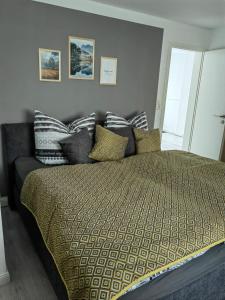 ein Schlafzimmer mit einem großen Bett und einer Couch in der Unterkunft Appartment Frieda in Raduhn