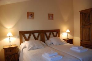 a bedroom with two beds with towels on them at Casa rural las Navillas in Las Navillas