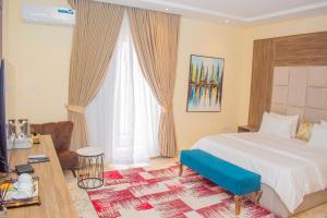 a bedroom with a bed and a couch and a table at House 24 Jahi in Kadobunkuro