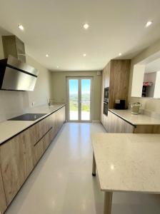a large kitchen with a sink and a counter at Villa perchée à Cahors in Cahors