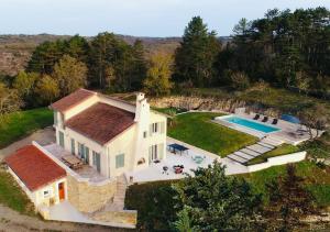 an aerial view of a house with a swimming pool at Villa perchée à Cahors in Cahors