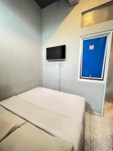 a room with a white bed and a window at Sentul Inn in Citaringgul 1