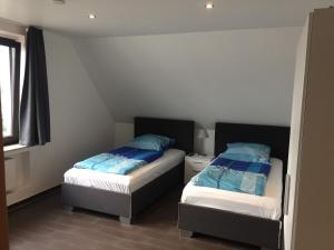 1 dormitorio con 2 camas y ventana en Hotel Restaurant Kroatia en Dortmund