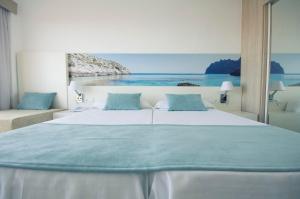 A bed or beds in a room at azuLine Hotel Bahamas y Bahamas II