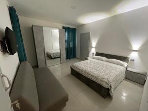 a large bedroom with a bed and a mirror at Rifugio Urbano in Terni
