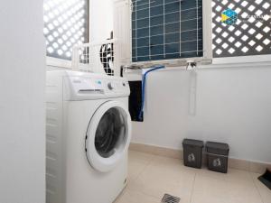 a washing machine in a bathroom with a window at Apartamento Rosa in Cala Bona