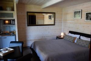 a bedroom with a bed and a mirror on the wall at Timazen Lodges Agen Sud in Aubiac