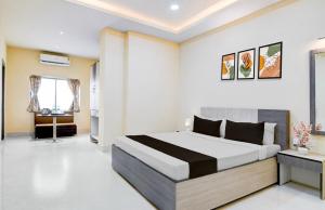 a bedroom with a large bed in a room at Townhouse Oak Howrah Junction Kolkata in Kolkata