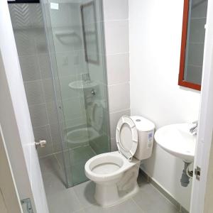 a bathroom with a shower and a toilet and a sink at casa trieste in Jamundí