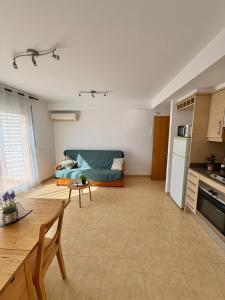 a living room with a couch and a table at Apartament Deportiva in Deltebre