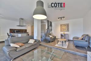a living room with a couch and two chairs at Villa Laterra in Ensuès-la-Redonne