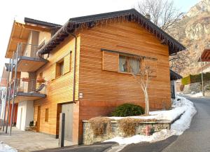 a wooden house on the side of a street at Casa Monet 41 in Saint Vincent