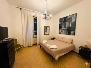 a bedroom with a bed with two towels on it at ADAapartmenthousesalerno in Salerno