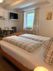 two beds in a room with a window at Gästezimmer Schupanez in Leutschach