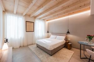 a bedroom with a bed and a table at Margherita Home in Reggio Emilia
