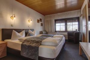 a hotel room with two beds and a window at Landgasthof Zur Post in Zilshausen
