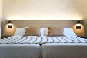a large white bed with two pillows on it at A Casa da Toura in Puentedeume