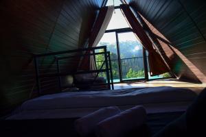 a bedroom with a bed in a room with a window at Infinite cabana in Ella