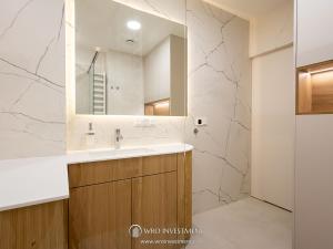 a bathroom with a sink and a mirror at Apartament Studio Sol Marina in Wiślinka +1 photo