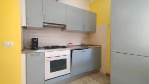 a kitchen with white cabinets and a stove top oven at TRILOCALE DIRETTAMENTE SUL MARE - cod 512 in Porto Recanati