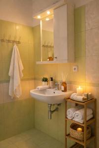 a bathroom with a sink and a mirror and towels at Hotel Golf Bitozeves in Bitozeves +17 photos