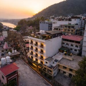 an overhead view of a city with buildings at Shree Vatika in Rishīkesh