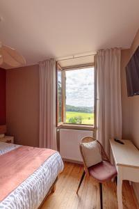 a bedroom with a bed and a desk and a window at Chambres D'hôtes Casa Della in Bassoues