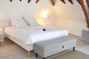 a bedroom with a large white bed and a lamp at La Chapelle · Vue cathédrale · Chartres centre in Chartres