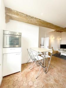 a kitchen with a white table and a table and chairs at Les Soeurs · Vue cathédrale · Chartres centre in Chartres