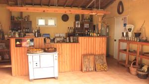 a shop with a counter and a counter at Aldeia do Sanguinho in Faial da Terra