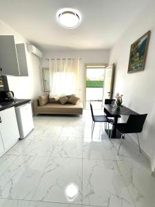 a living room with a couch and a table at Taku Rooms Vlora in Vlorë