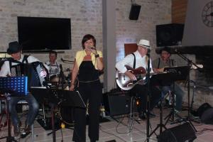 a group of people singing and playing music at Camping le Lizot - Mobil home 3 pièces 4/6 personnes + TV MAE-8684 in Saint-Mandé-sur-Brédoire +30 photos
