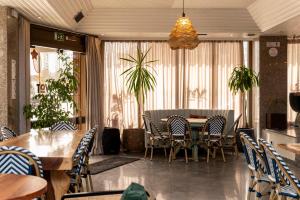 a dining room with a table and chairs at WOT Costa da Caparica Soul in Costa da Caparica