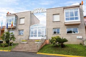 a building with a sign that reads motel at Motel Punta Cana in Santiago de Compostela
