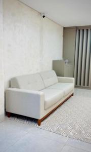 a white couch sitting in a living room at Giacomelli Plaza Hotel in Rio Verde