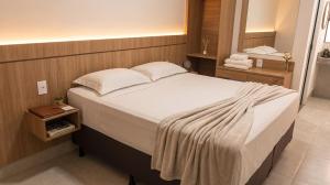 a bedroom with a large bed in a room at Giacomelli Plaza Hotel in Rio Verde