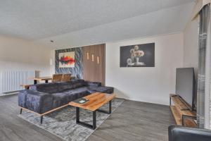 a living room with a couch and a table at M13 Hotel in Riol