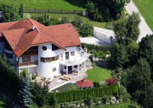 an overhead view of a house with a red roof at Villa Salza in Sankt Martin am Grimming