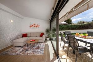 a living room with a couch and a table at Casa Lampadina in Vižinada