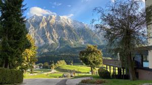 a mountain in the distance with a building at Studio SISI in Tauplitz