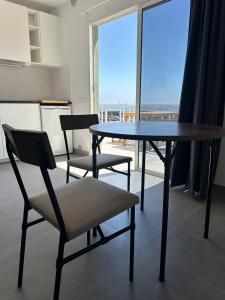 a table and chairs in a kitchen with a window at Ático Rocamar in La Restinga