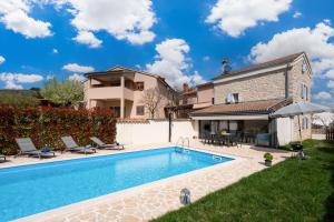 a swimming pool in front of a house at Casa Lampadina in Vižinada