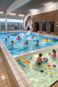 a group of children playing in a swimming pool at Feriehusene Hedensted Centret - Sport, natur og velvære in Hedensted - Midtjylland
