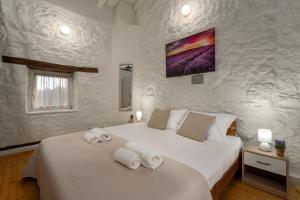 a bedroom with two beds with towels on them at Casa Lampadina in Vižinada