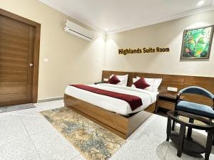 a bedroom with a bed and a sign that reads highlands side room at Shree Vatika in Rishīkesh