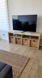 a living room with a large flat screen tv at Gran espacio para descansar cerca de todo in Concón
